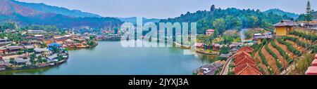 Panorama des hügeligen Ban Rak Thai (Mae Aw) chinesischen Teestandorts mit dem Mae Sa-Nga Bergsee, Thailand Stockfoto