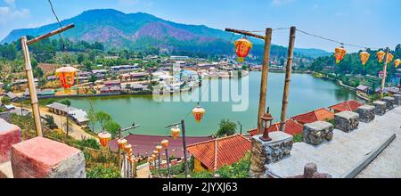 Mae Sa-Nga See und grüne Hänge des Doi Pan Berges hinter der chinesischen Laterne, die an der steinernen Festungsmauer der Ban Rak Thai (Mae Aw) Tee Villa hängt Stockfoto