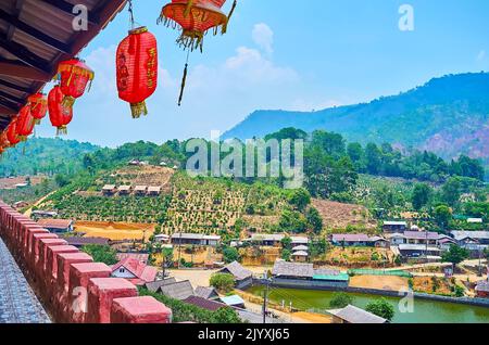 Die hängenden roten Laternen auf der Terrasse des Hauses im chinesischen Teestandort, gelegen am Doi Pan Berg und Mae Sa-Nga See, Ban Rak Thai, Thailand Stockfoto