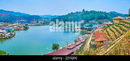 Mae Sa-Nga Seenpanorama mit kleinen Häusern und Teeplantagen an den Hängen um ihn herum, Ban Rak Thai (Mae Aw) Teeldorf, Thailand Stockfoto