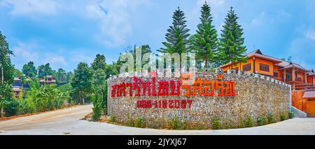 BAN RAK THAI, THAILAND - 6. MAI 2019: Panorama mit üppigem Park und dekorativem Steinwall des Lee Wine Ruk Thai Resort, am 6. Mai in Ban Rak Thai Stockfoto