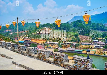 Ban Rak Thai (Mae Aw) Yunnan Teeldorf von der Festungsmauer, geschmückt mit hängenden chinesischen Laternen, Thailand Stockfoto