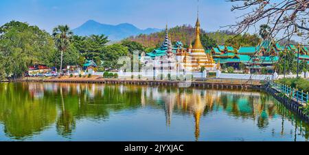 Panorama des Nong Kham Sees mit Wat Chong Kham und Wat Chong Klang burmesischen Tempeln, die sich auf der Seeoberfläche spiegeln, Mae Hong Son, Thailand Stockfoto