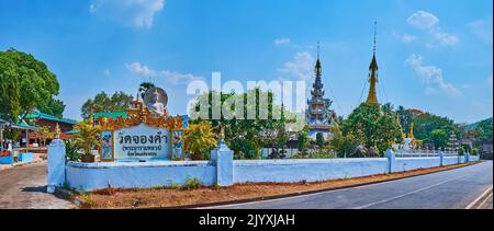 Die historischen Tempel Wat Chong Kham und Wat Chong Klang liegen am Seeufer in Mae Hong Son, Thailand Stockfoto