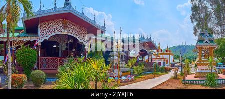 Panorama des schönen grünen Gartens, Viharn und interessante burmesische Schreine des Wat Chong Kham Temple in Mae Hong Son, Thailand Stockfoto