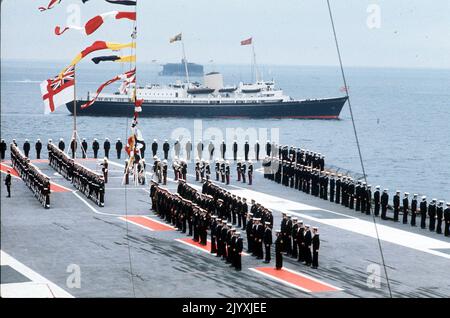 File Photo vom 18/6/1977 von der Royal Yacht Britannia, die während der Silver Jubilee Review der Flotte bei Spithead einen Flugzeugträger der Royal Navy passiert hat. Beim Silberjubiläum der Königin von 1977 feierten Millionen ihre Herrschaft auf Straßenfesten im ganzen Land, und die Zuneigung, die die Menge zeigte, war sogar für die Königin eine Überraschung. Ausgabedatum: Donnerstag, 8. September 2022. Stockfoto