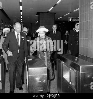 Foto der Datei vom 16/12/1977 von Queen Elizabeth II am Londoner Hauptbahnhof Heathrow, wo sie offiziell die Erweiterung der £30 Millionen Piccadilly Line eröffnete, die den Flughafen Heathrow mit dem U-Bahn-System der Hauptstadt verbindet. Beim Silberjubiläum der Königin von 1977 feierten Millionen ihre Herrschaft auf Straßenfesten im ganzen Land, und die Zuneigung, die die Menge zeigte, war sogar für die Königin eine Überraschung. Ausgabedatum: Donnerstag, 8. September 2022. Stockfoto