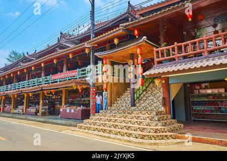 BAN RAK THAI, THAILAND - 6. MAI 2019: Die Fassade des Teemarktpavillons mit leuchtend roten chinesischen Laternen und einem geschwungenen Dach, am 6. Mai in Ban Rak Th Stockfoto