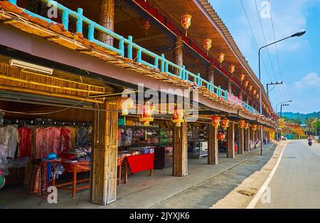 BAN RAK THAI, THAILAND - 6. MAI 2019: Die Stände mit Souvenirs, Lebensmitteln und traditionellem lokalen Tee auf dem Markt des chinesischen Teestandorts, am 6. Mai in Ban Rak Stockfoto