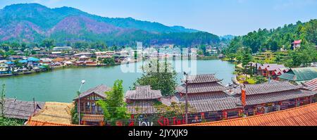 Panorama von Ban Rak Thai (Mae Aw) Teedorf vom Hügel aus, Beobachtung von hinreißenden chinesischen Dächern von Teehäusern, kleinen Hütten und Mae Sa-Nga See, Thailand Stockfoto