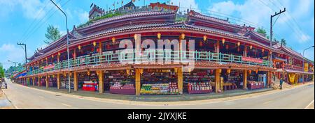 BAN RAK THAI, THAILAND - 6. MAI 2019: Panorama des Teemarktes mit kleinen Ständen und Tischen zur Teeverkostung, dekoriert mit farbigen chinesischen Laternen Stockfoto