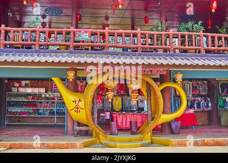 BAN RAK THAI, THAILAND - 6. MAI 2019: Die vergoldete Teekocher-Installation vor den Ständen des Teemarktes des traditionellen chinesischen Teestandorts, am 6. Mai Stockfoto