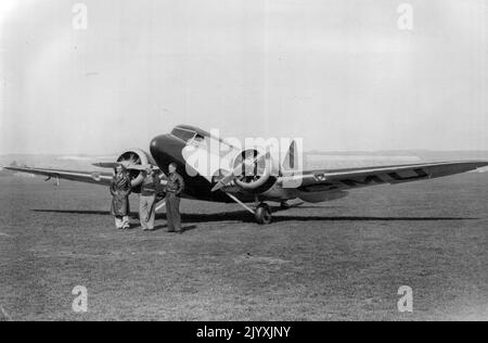 Capt. T. Neville Stack, der berühmte Flieger, inspiziert sein neues Rennflugzeug, das er zusammen mit Mr. Turner beim Rennen von London nach Melbourne pilotieren wird. Die Maschine ist ein Airspeed Viceroy und war heute, am 28.. September, zum ersten Mal im Portsmouth Air Port zu sehen. Capt. T. Nivelle Stack (Mitte) mit Herrn Sydney L. Turner und Herrn J.H. Gordon MacArthur, ***** Und Wireless Operator vor der Maschine. 5. November 1934. (Foto: Sport & General Press Agency, Limited). Stockfoto