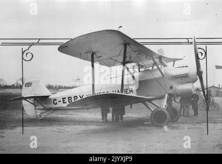 Australien Und Zurück In Drei Wochen -- Die Vickers Napier 'Vivid'. Capt. T. Neville Stack, einer der beiden Flieger, der die ersten Flüge mit einem leichten Flugzeug nach Indien unternahm, wird auf einen Flug nach Australien starten, um die Möglichkeiten schneller Luftpostdienste aufzuzeigen. Er wird von Herrn J.R. begleitet Chaplin, und wird einen Vickers Napier „Vivid“ fliegen, der eine Reisegeschwindigkeit von 125 Meilen pro Stunde und eine Reichweite von mehr als 1.300 Meilen hat. Es ist das Ziel der Flieger, die doppelte Reise in einundzwanzig Tagen zu machen. Unmittelbar nach der Übermittlung von Nachrichten an Australien und Stockfoto