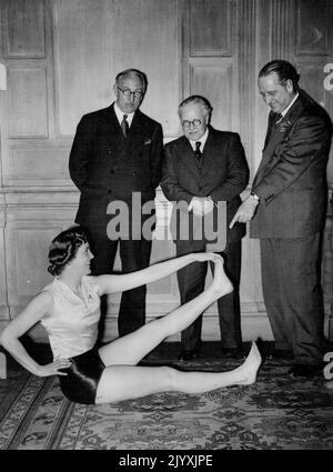 Gesundheitsminister nimmt an der Demonstration „Gesundheit ohne Schönheit“ Teil - Sir Edward Campbell, M.P., Sir Kingsley Wood und Sir Noel Curtis Bennett, K.C. beobachten Prunella Stack bei einer Demonstration. Prunella Stack und Mitglieder der Women's League of Health and Beauty Cave eine Demonstration im Hotel Metropole an diesem Abend, an der der Gesundheitsminister Sir Kingsley Wood teilnahm. 9. März 1938. (Foto von Keystone). Stockfoto