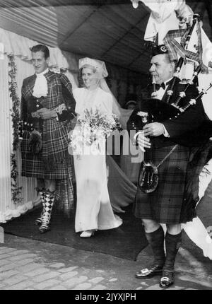 Lord David Douglas Hamilton, der jüngste Sohn des Herzogs von Hamilton, wurde gestern in der Kathedrale von Glasgow mit Miss Prunella Stack, der Leiterin der Women's League of Health and Beauty, verheiratet. Tausend Gäste nahmen an der Zeremonie Teil, und etwa 20.000 Zuschauer drängten die Kathedrale. 16. Oktober 1938. (Foto von Keystone Press Agency Ltd.). Stockfoto