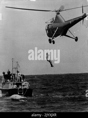 Was passiert, wenn es sich um eine „weitere Rettung“ handelt. Der junge Marineoffizier saß ruhig mit den Füßen nach oben auf dem hochpolierten Schreibtisch im Kontrollturm des Luftwaffenstützpunktes der R.A.N in Nowra. Er blickte auf die große Wanduhr und stellte seine eigene Uhr ein. Es war 9,57 Uhr. Plötzlich kam über dem Lautsprechersystem des Turms der Ruf: „May day... May day – we've got troubles... have to Graben.... 40 Meilen östlich von Jervis Bay. 24. März 1949. Stockfoto