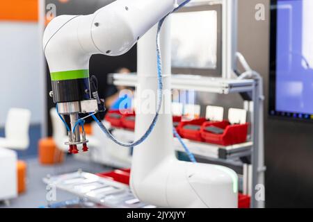 Industrieroboter oder Roboterarm zum Verpacken, Bewegen und Platzieren oder Einlegen von Objekten Stockfoto