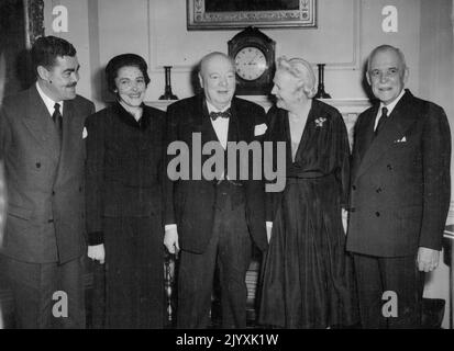 Canadian Premier Lunches mit Churchill - von links nach rechts-Mr. Jean Paul St. Laurent: Mrs. Hugh O'Donnell (Sohn und Tochter des kanadischen Premierministers); Sir Winston Churchill; Lady Churchill; und Mr. Louis St. Laurent. Der kanadische Premierminister ist in London auf einer Welttournee, um sich mit führenden Politikern auf der Suche nach einem Friedensansatz zu treffen. Der britische Premierminister Sir Winston Churchill mit seinen Gästen, dem kanadischen Premierminister Louis St. Laurent und Mitgliedern seiner Familie, um 10 Uhr, Downing Street, London, heute (Samstag). 06. Februar 1954. (Foto von Reuterphoto). Stockfoto