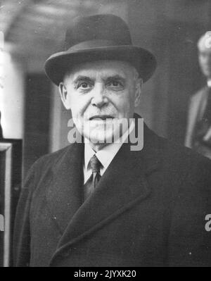 Kanadas stellvertretender Premierminister besucht Herrn Attlee - Herrn Louis St. Laurent und verlässt das Dorchester Hotel in London, um Herrn Attlee heute (Freitag) zu treffen. Herr St. Laurent, stellvertretender Premierminister von Kanada, der sich in London befindet, um an der Commonwealth Premiers' Conference teilzunehmen, besuchte heute (Freitag) in Abwesenheit von Herrn Mackenzie King, dem kanadischen Premierminister, Herrn Attlee. 15. Oktober 1948. (Foto von Reuterphoto). Stockfoto