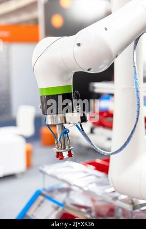 Industrieroboter oder Roboterarm zum Verpacken, Bewegen und Platzieren oder Einlegen von Objekten Stockfoto