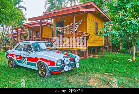 PAI, THAILAND - 6. MAI 2019: Das alte Zakspeed-Auto, das am 6. Mai in Pai auf dem Rasen in einem kleinen Stelzenhaus am Ufer des Pai River geparkt wurde Stockfoto