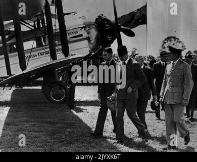 S.R.H. der Herzog von Gloucester hat den ersten Dienst von Qantas, der sich mit Imperial Airways in Singapur zusammengeschlossen hat, um die erste reguläre Flugpostverbindung Australiens mit dem Vereinigten Königreich zu schaffen, feierlich geahnt. Rechts von Duke befindet sich der Managing Director der Fluggesellschaft W. Hudson Fysh (jetzt Sir Hudson Fysh und Vorsitzender des Vorstands). Das Flugzeug folgte einer 44-Stop-Route, wobei die Luftpost 12 Tage später in London eintraf. 10. Dezember 1934. Stockfoto