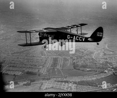 Mollisons geht nach Pendine, um sich auf den Big Flight vorzubereiten -- Mr. Und Mrs. Mollisons Flugzeug 'Seafarer' in der Luft kurz nach dem Verlassen der Stag Lane - Bild aus der Luft. Herr und Frau J.A. Mollison starteten mit ihrem schwarzen Flugzeug „Seafarer“ vom Stag Lane Aerodrome in der Nähe von London nach Pendine, um die letzten Vorbereitungen für den Start im Langstreckenrekordversuch zu beginnen. Das Flugzeug, das vor einigen Wochen auf dem Croydon Aerodrome abgestürzt war, als es den Start versuchte, wurde wieder aufgebaut. 3. Juli 1933. Stockfoto