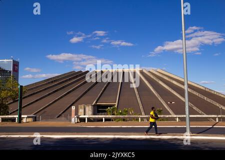 Brasília, Bundesdistrikt, Brasilien – 23. Juli 2022: Nationaltheater Claudio Santoro, in der Stadt Brasília. Werk von Oscar Niemeyers Architekt. Stockfoto