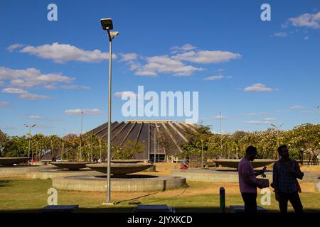 Brasília, Bundesdistrikt, Brasilien – 23. Juli 2022: Nationaltheater Claudio Santoro, in der Stadt Brasília. Werk von Oscar Niemeyers Architekt. Stockfoto