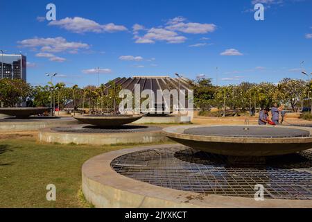 Brasília, Bundesdistrikt, Brasilien – 23. Juli 2022: Nationaltheater Claudio Santoro, in der Stadt Brasília. Werk von Oscar Niemeyers Architekt. Stockfoto