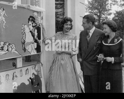 Sir Laurence sieht die Plakate -- die Künstlerin Molly Bishop (links) zeigt Sir Laurence Olivier und Vivien Leigh (Lady Olivier) ihre Entwürfe für Plakate für "Richard III." von London Films. In ihrer endgültigen Form werden die Plakate den Namen von Sir Laurence prominent tragen, da er in diesem neuen britischen Film, der im Herbst in London Premiere haben wird, Regie geführt und die Titelrolle gespielt hat. Im Privatleben ist Molly Bishop Lady George Scott, deren Ehemann ein Bruder der Herzogin von Gloucester ist. Sie besuchte die Oliviers in ihrem Landhaus in der Nähe von Stratford-on-Avon, wo sie beide sind Stockfoto