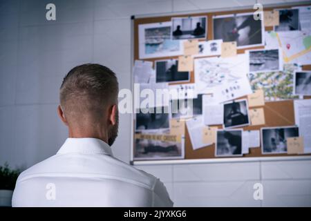 Polizist Oder Private Detective Searching Crime Investigation Board Stockfoto