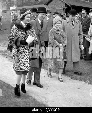 Datei-Foto vom 23/3/1962 von Königin Elizabeth II. In einem warmen Leopardenmantel an einem sehr kalten Märztag beim Sandown-Park-Renntreffen, begleitet von Königin Elizabeth, der Königin-Mutter. Elizabeth II. War berühmt für ihre Liebe zu Blockfarben und passenden Hüten und ihre Mode wurde zu einem legendären Teil ihrer Rolle als Monarch. Die Königin wurde einst als „Powerdressing in Extremis“ beschrieben, weil sie mit lebhaften Schattierungen sich von der Menge abheben ließ, während ihre Hüte sie leicht erkennen ließen, aber klein genug waren, damit ihr Gesicht sichtbar war. Ausgabedatum: Donnerstag, 8. September 2022. Stockfoto