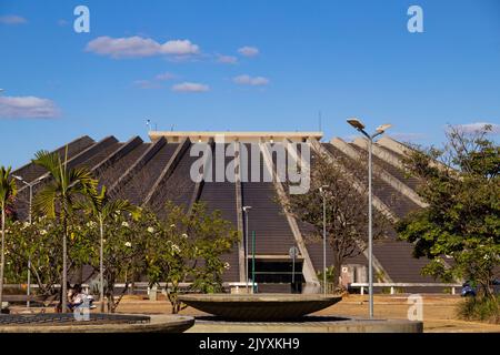 Brasília, Bundesdistrikt, Brasilien – 23. Juli 2022: Nationaltheater Claudio Santoro, in der Stadt Brasília. Werk von Oscar Niemeyers Architekt. Stockfoto