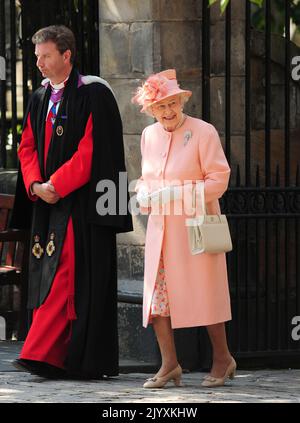 Datei-Foto vom 30/7/2011 von Queen Elizabeth II im Stewart Parvin Outfit, als sie Canongate Kirk nach der Hochzeit von Zara Phillips und Mike Tindall auf der Royal Mile in Edinburgh verließ. Elizabeth II. War berühmt für ihre Liebe zu Blockfarben und passenden Hüten und ihre Mode wurde zu einem legendären Teil ihrer Rolle als Monarch. Die Königin wurde einst als „Powerdressing in Extremis“ beschrieben, weil sie mit lebhaften Schattierungen sich von der Menge abheben ließ, während ihre Hüte sie leicht erkennen ließen, aber klein genug waren, damit ihr Gesicht sichtbar war. Ausgabedatum: Donnerstag, 8. September 2022. Stockfoto