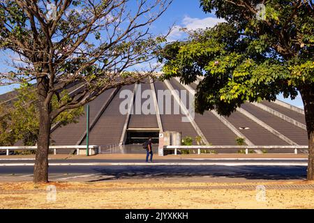 Brasília, Bundesdistrikt, Brasilien – 23. Juli 2022: Nationaltheater Claudio Santoro, in der Stadt Brasília. Werk von Oscar Niemeyers Architekt. Stockfoto