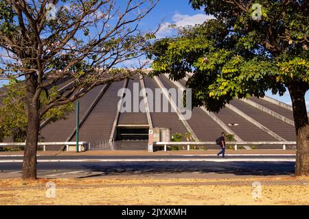 Brasília, Bundesdistrikt, Brasilien – 23. Juli 2022: Nationaltheater Claudio Santoro, in der Stadt Brasília. Werk von Oscar Niemeyers Architekt. Stockfoto