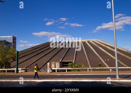 Brasília, Bundesdistrikt, Brasilien – 23. Juli 2022: Nationaltheater Claudio Santoro, in der Stadt Brasília. Werk von Oscar Niemeyers Architekt. Stockfoto