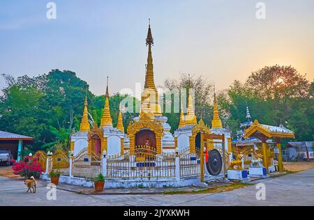 Panoramablick auf den historischen Schrein mit goldenem Chedi, umgeben von Mini-Stupas, gekrönt mit hti-Schirmen, Wat Pa Kham Tempel, Pai, Thailand Stockfoto