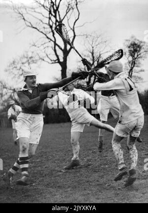 Im South Selection Trail - von der Kamera in Posen gefangen, die an das Ballett „Possibles“ (weiß) und „Probables“ (blau) erinnern, treffen sich im Testspiel der Südenglands Männer Lacrosse Association die Südmannschaft, die am 10. März auf dem Lords Cricket Ground den Norden treffen wird. (Im Addiscombe Cricket Club Ground Croydon). 02. März 1951. (Foto von Fox Photos). Stockfoto