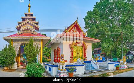 Panorama des Wat Pa Kham Tempels mit reich verzierten Schreinen mit Singha (Chinthe) Löwen, Naga-Schlangen auf den Schreinen, Pai, Thailand Stockfoto