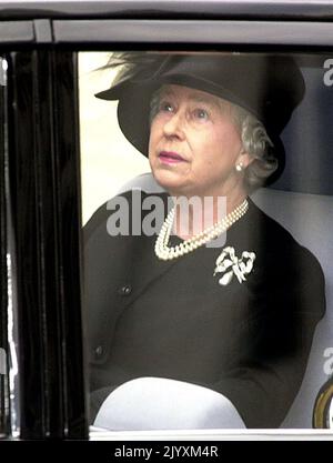 Datei-Foto vom 9/4/2002 von Queen Elizabeth II verlassen Westminster Abbey, London, nach dem Begräbnis von Queen Elizabeth die Queen Mother. Die Beziehung der Königin zu ihrer Mutter trug zur Mode der Monarchie bei, und obwohl sie durch ihren Tod verwüstet war, erkannten Freunde, dass die Königin in den folgenden Jahren „zu ihrem eigenen kam“. Ausgabedatum: Donnerstag, 8. September 2022. Stockfoto