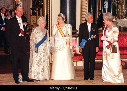 Datei-Foto vom 26/5/1998 von Queen Elizabeth II (rechts) und dem japanischen Kaiser Akihito (zweite rechts), seiner Frau Kaiserin Michiko (Mitte), dem Herzog von Edinburgh (links) und Queen Elizabeth, der Queen Mother, die für Fotografen pausiert, als sie in der State Banquet Hall im Buckingham Palace ankommen. Die Beziehung der Königin zu ihrer Mutter trug zur Mode der Monarchie bei, und obwohl sie durch ihren Tod verwüstet war, erkannten Freunde, dass die Königin in den folgenden Jahren „zu ihrem eigenen kam“. Ausgabedatum: Donnerstag, 8. September 2022. Stockfoto