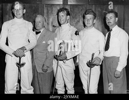 British Empire Games 1950. Empire Games Fechten in Auckland 8.. Februar, Australian Fechten Team Gewinner des epee Teams Contest von links, G. Lund, (Victoria), Capt, F. Stuart, (Coach, Sydney) C. Stanmore, (N.S.W) und A. L. Jay. 14. Februar 1950. Stockfoto