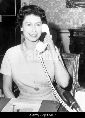 Datei-Foto vom 19/12/1961 von Queen Elizabeth II im Gespräch mit John Diefenbaker, Premierminister von Kanada. Als sie das CANTAT (Canadian Trans-Atlantic Telephone) Kabel einweihte, indem sie den ersten Anruf nach Ottawa machte. Das Leben der Königin war traditionsreich, aber sie hielt mit den enormen technologischen Fortschritten, die während ihrer Regierungszeit stattfanden, Schritt. Sie sah das Aufkommen des beliebten Farbfernsehens, Mobiltelefonen, des Internets und sozialer Medien und hielt über Videokonferenzen Publikum und Treffen ab. Ausgabedatum: Donnerstag, 8. September 2022. Stockfoto