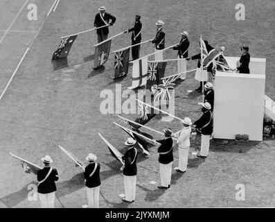 Empire Games Eröffnungszeremonie im Eden Park 4. Februar. Stan Lay, neuseeländischer Mannschaftskapitän, schwur den Amateurismus mit gesenkten Empire-Flaggen. 22. Februar 1950. Stockfoto