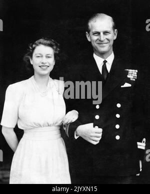 Datei-Foto vom 10/07/47 der damaligen Prinzessin Elizabeth und Leutnant Philip Mountbatten, die für ihre ersten Verlobungsfotos im Buckingham Palace posierten. Ausgabedatum: Donnerstag, 8. September 2022. Stockfoto