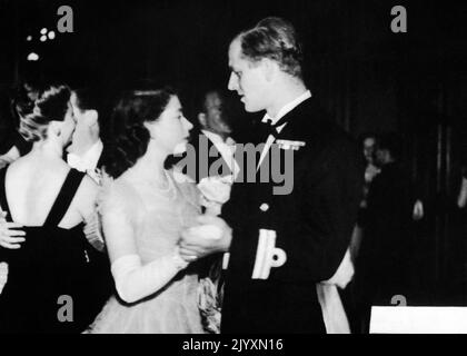 Datei-Foto vom 16/07/47 von Prinzessin Elizabeth, die mit ihrem Verlobten, Leutnant Philip Mountbatten, RN, in den Assembly Rooms, Edinburgh, tanzte, als ein Ball abgehalten wurde, um die königliche Familie in Schottland willkommen zu heißen. Ausgabedatum: Donnerstag, 8. September 2022. Stockfoto