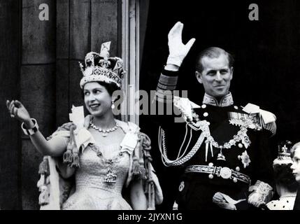 Datei-Foto vom 02/06/53 des Herzogs von Edinburgh mit Königin Elizabeth II., die nach ihrer Krönung vom Balkon zu den schauenden Massen um die Tore des Buckingham Palace winkte. Ausgabedatum: Donnerstag, 8. September 2022. Stockfoto